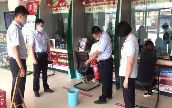 郓城农商银行李集支行：“欢乐”不忘“保安全”
