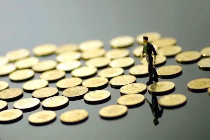 和北大经济学教授聊了3小时才明白:今年比存钱更重要的,是做对这件事!
