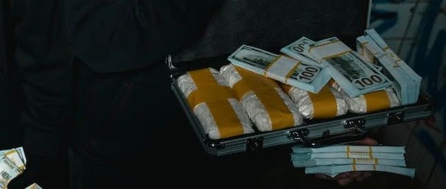 1300亿!玄学理财爆雷!50万投资人被骗!创始人携款30亿偷渡美国!被警方拦在深圳